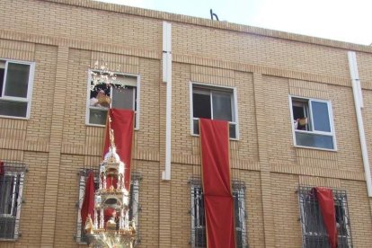 La iglesia de Almería vive su día grande con el Corpus. La salida de la Custodia de plata con el Santísimo fue recibido con una ‘petal