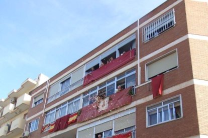 La iglesia de Almería vive su día grande con el Corpus. La salida de la Custodia de plata con el Santísimo fue recibido con una ‘petal