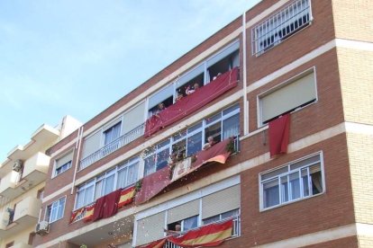 La iglesia de Almería vive su día grande con el Corpus. La salida de la Custodia de plata con el Santísimo fue recibido con una ‘petal