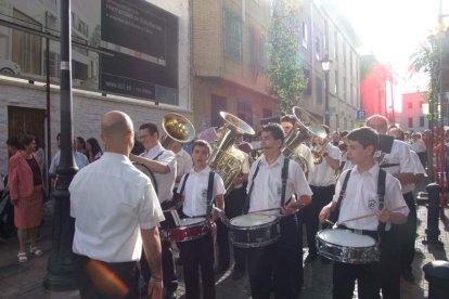 La iglesia de Almería vive su día grande con el Corpus. La salida de la Custodia de plata con el Santísimo fue recibido con una ‘petal
