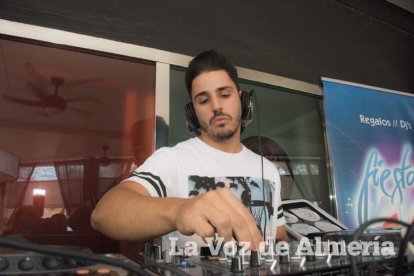 Todas las imágenes de la fiesta 40 en la sala Caramelo de Aguadulce.