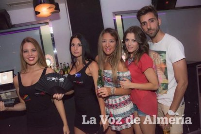 Todas las imágenes de la fiesta 40 en la sala Caramelo de Aguadulce.