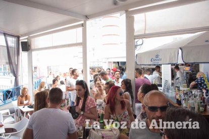 Todas las imágenes de la fiesta 40 en la sala Caramelo de Aguadulce.