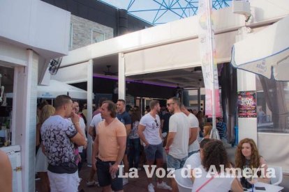 Todas las imágenes de la fiesta 40 en la sala Caramelo de Aguadulce.