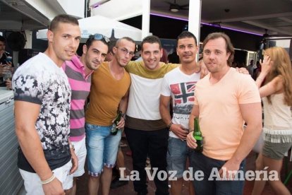 Todas las imágenes de la fiesta 40 en la sala Caramelo de Aguadulce.