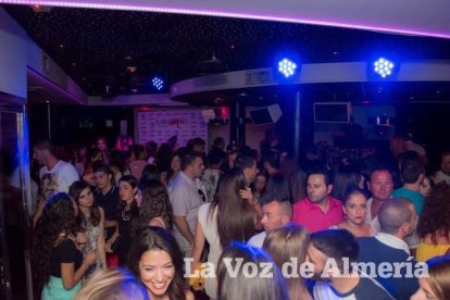 Todas las imágenes de la fiesta 40 en la sala Caramelo de Aguadulce.
