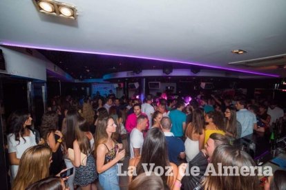 Todas las imágenes de la fiesta 40 en la sala Caramelo de Aguadulce.