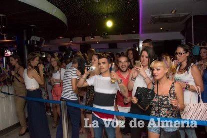 Todas las imágenes de la fiesta 40 en la sala Caramelo de Aguadulce.