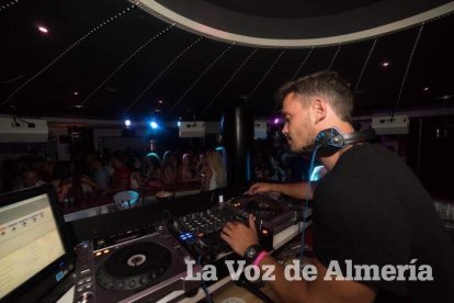 Todas las imágenes de la fiesta 40 en la sala Caramelo de Aguadulce.