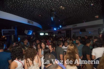 Todas las imágenes de la fiesta 40 en la sala Caramelo de Aguadulce.