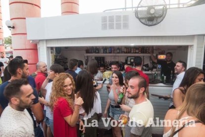 Todas las imágenes de la fiesta 40 en la sala Caramelo de Aguadulce.