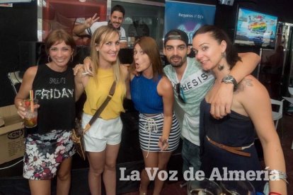 Todas las imágenes de la fiesta 40 en la sala Caramelo de Aguadulce.