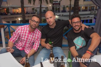 Todas las imágenes de la fiesta 40 en la sala Caramelo de Aguadulce.