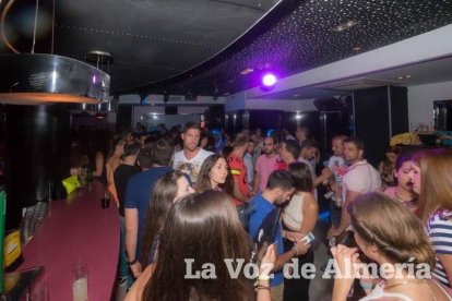 Todas las imágenes de la fiesta 40 en la sala Caramelo de Aguadulce.