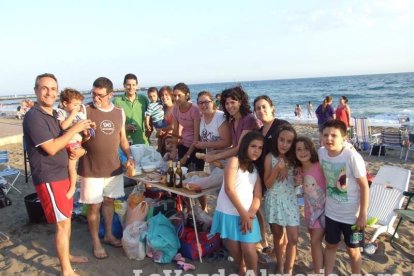 Celebración de las hogueras típicas de la Noche de San Juan en las playas de la capital. Fotos: M.C. Guirado.