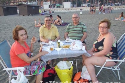 Celebración de las hogueras típicas de la Noche de San Juan en las playas de la capital. Fotos: M.C. Guirado.