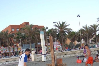 Celebración de las hogueras típicas de la Noche de San Juan en las playas de la capital. Fotos: M.C. Guirado.