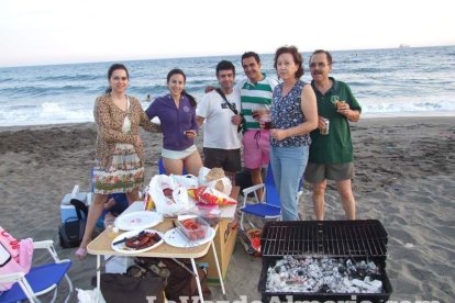 Celebración de las hogueras típicas de la Noche de San Juan en las playas de la capital. Fotos: M.C. Guirado.