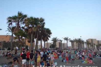 Celebración de las hogueras típicas de la Noche de San Juan en las playas de la capital. Fotos: M.C. Guirado.