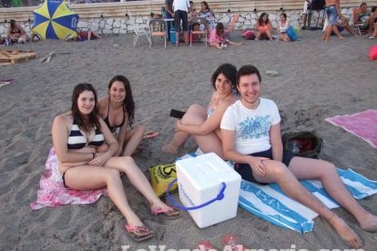 Celebración de las hogueras típicas de la Noche de San Juan en las playas de la capital. Fotos: M.C. Guirado.