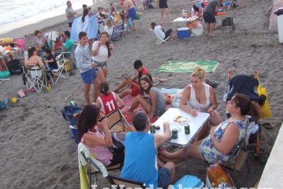 Celebración de las hogueras típicas de la Noche de San Juan en las playas de la capital. Fotos: M.C. Guirado.