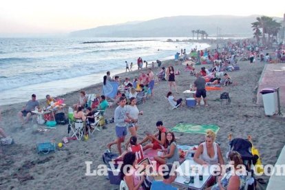 Celebración de las hogueras típicas de la Noche de San Juan en las playas de la capital. Fotos: M.C. Guirado.