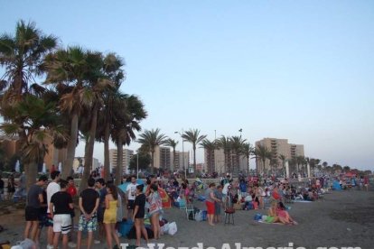Celebración de las hogueras típicas de la Noche de San Juan en las playas de la capital. Fotos: M.C. Guirado.