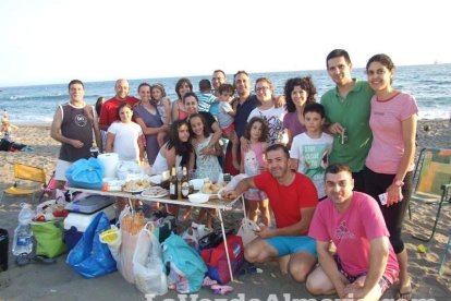 Celebración de las hogueras típicas de la Noche de San Juan en las playas de la capital. Fotos: M.C. Guirado.