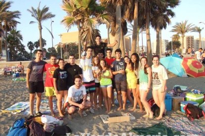 Celebración de las hogueras típicas de la Noche de San Juan en las playas de la capital. Fotos: M.C. Guirado.