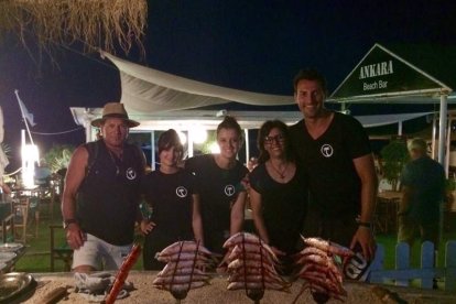 Celebración de las hogueras típicas de la Noche de San Juan en las playas de la capital. Fotos: M.C. Guirado.