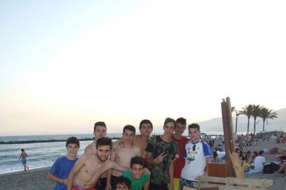 Celebración de las hogueras típicas de la Noche de San Juan en las playas de la capital. Fotos: M.C. Guirado.