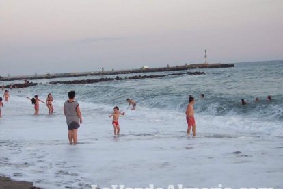Celebración de las hogueras típicas de la Noche de San Juan en las playas de la capital. Fotos: M.C. Guirado.