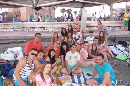 Celebración de las hogueras típicas de la Noche de San Juan en las playas de la capital. Fotos: M.C. Guirado.