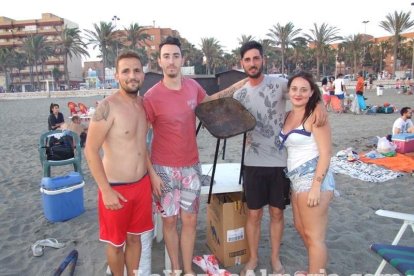 Celebración de las hogueras típicas de la Noche de San Juan en las playas de la capital. Fotos: M.C. Guirado.