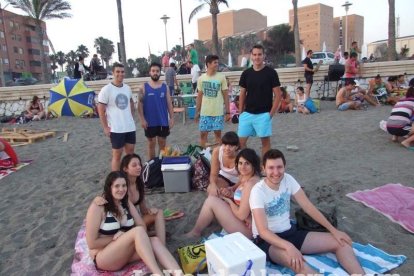 Celebración de las hogueras típicas de la Noche de San Juan en las playas de la capital. Fotos: M.C. Guirado.