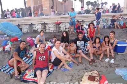 Celebración de las hogueras típicas de la Noche de San Juan en las playas de la capital. Fotos: M.C. Guirado.