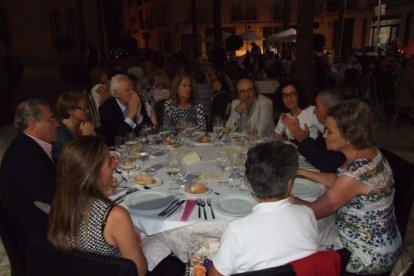 La Plaza de la Catedral se llena con la solidaridad de los almerienses, la Junta Provincial de la AECC reúne a toda la sociedad para lucha