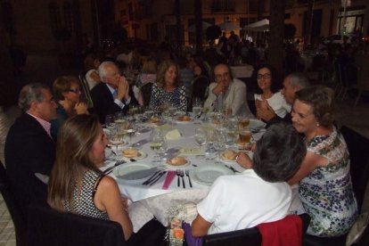 La Plaza de la Catedral se llena con la solidaridad de los almerienses, la Junta Provincial de la AECC reúne a toda la sociedad para lucha