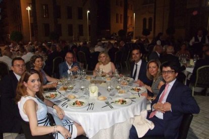 La Plaza de la Catedral se llena con la solidaridad de los almerienses, la Junta Provincial de la AECC reúne a toda la sociedad para lucha