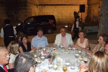 La Plaza de la Catedral se llena con la solidaridad de los almerienses, la Junta Provincial de la AECC reúne a toda la sociedad para lucha