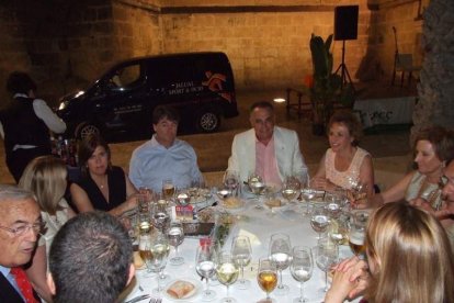 La Plaza de la Catedral se llena con la solidaridad de los almerienses, la Junta Provincial de la AECC reúne a toda la sociedad para lucha