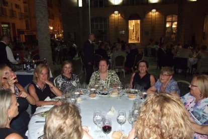 La Plaza de la Catedral se llena con la solidaridad de los almerienses, la Junta Provincial de la AECC reúne a toda la sociedad para lucha