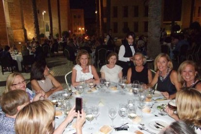 La Plaza de la Catedral se llena con la solidaridad de los almerienses, la Junta Provincial de la AECC reúne a toda la sociedad para lucha