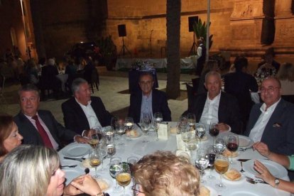 La Plaza de la Catedral se llena con la solidaridad de los almerienses, la Junta Provincial de la AECC reúne a toda la sociedad para lucha