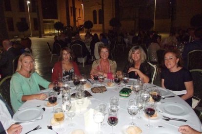 La Plaza de la Catedral se llena con la solidaridad de los almerienses, la Junta Provincial de la AECC reúne a toda la sociedad para lucha