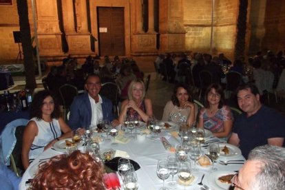 La Plaza de la Catedral se llena con la solidaridad de los almerienses, la Junta Provincial de la AECC reúne a toda la sociedad para lucha