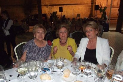 La Plaza de la Catedral se llena con la solidaridad de los almerienses, la Junta Provincial de la AECC reúne a toda la sociedad para lucha