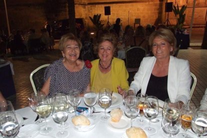 La Plaza de la Catedral se llena con la solidaridad de los almerienses, la Junta Provincial de la AECC reúne a toda la sociedad para lucha