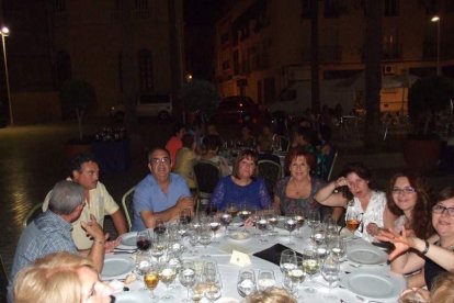 La Plaza de la Catedral se llena con la solidaridad de los almerienses, la Junta Provincial de la AECC reúne a toda la sociedad para lucha