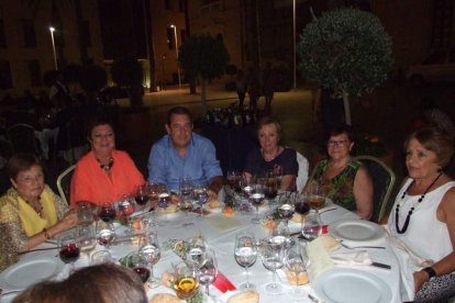 La Plaza de la Catedral se llena con la solidaridad de los almerienses, la Junta Provincial de la AECC reúne a toda la sociedad para lucha